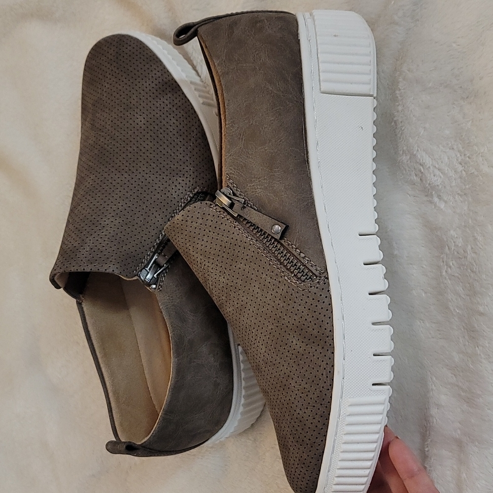 SOUL Naturalizer Turner Side-Zip Slip-On Platform Sneaker - Picture 8 of 8